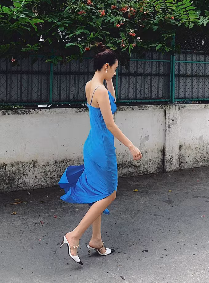 Cô cũng khéo léo tạo dáng khi đứng để tránh gió thổi làm trang phục trở nên kém duyên.