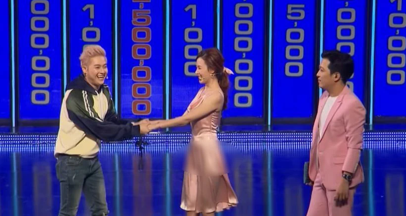 Vì thế, kể từ sau sự cố nghiêm trọng đó, người hâm mộ bất ngờ khi thấy nữ giảng viên xinh đẹp một lần nữa mặc lại thiết kế váy lụa, tuy nhiên những lần sau cô đã cẩn thận hơn.