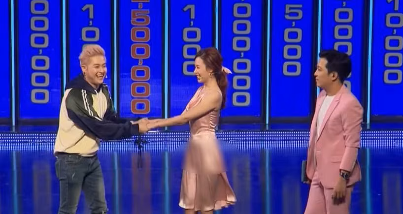 Vì thế, kể từ sau sự cố nghiêm trọng đó, người hâm mộ bất ngờ khi thấy nữ giảng viên xinh đẹp một lần nữa mặc lại thiết kế váy lụa, tuy nhiên những lần sau cô đã cẩn thận hơn.