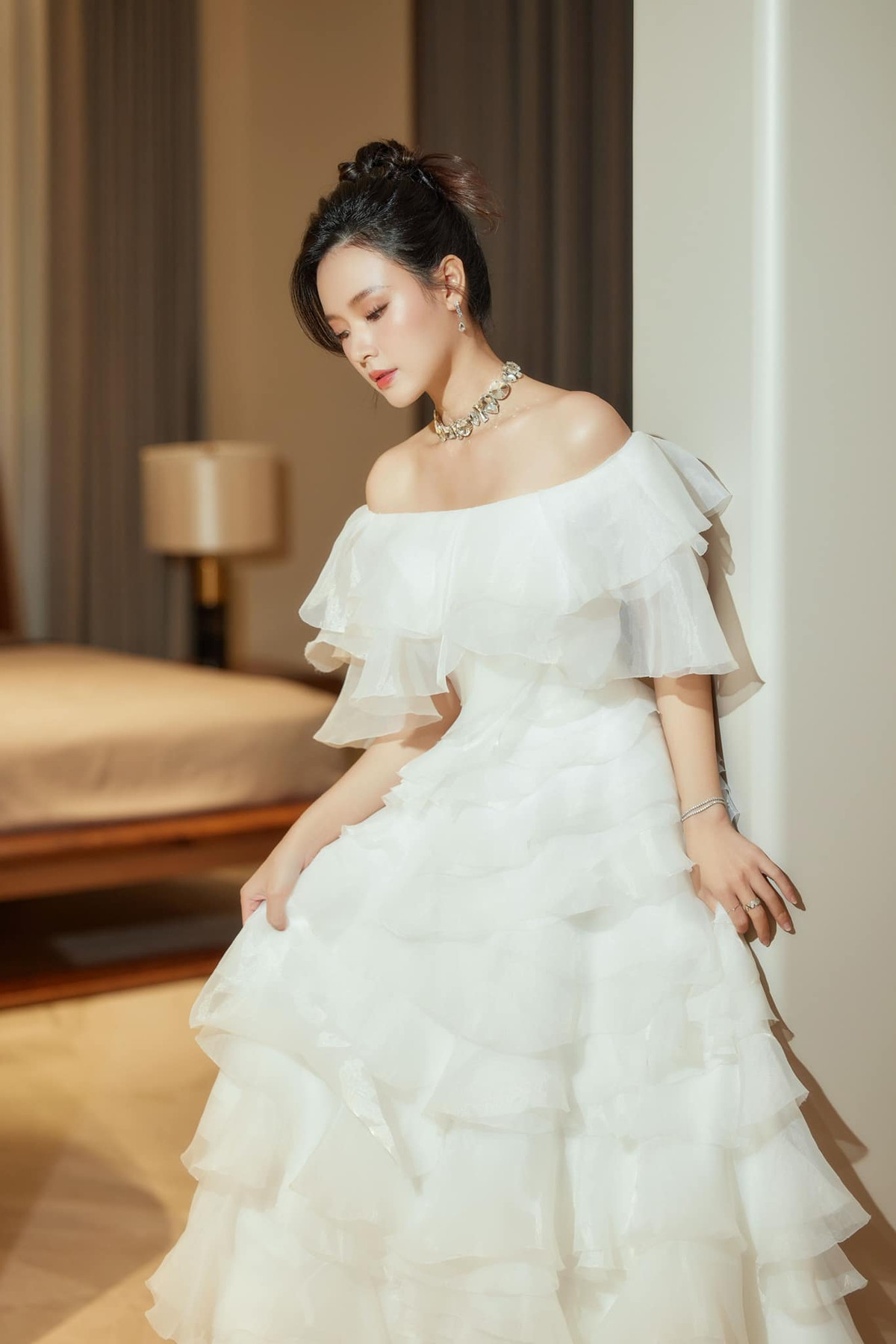 "Ngọc nữ" Midu còn sở hữu vẻ bề ngoài trẻ hơn tuổi thật, phong cách thời trang ấn tượng cũng giúp cô thu hút lượng fans đông đảo trên mạng xã hội.