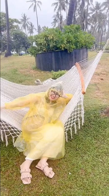 Đúng lúc tới du lịch, thời tiết Phú Quốc đổ mưa khiến nước biển đục ngầu, cảnh vật xung quanh ướt át, không 1 bóng người.