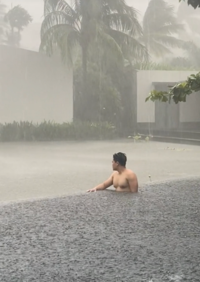 Tình huống hài hước diễn ra khi anh chàng ngâm mình trong hồ bơi vô cực, khi xung quanh là mưa gió, giông lốc. Thậm chí, bầu trời cũng xám xịt, mây đen kéo đến, khác hẳn với trí tưởng tượng ban đầu.