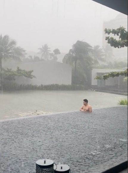 Đoạn video trên đã thu hút lượng lớn người quan tâm. Đa phần, cư dân mạng bày tỏ sự đồng cảm với anh chàng, một số người khuyên anh nên cẩn thận hơn trong các chuyến du lịch sau, không quên kiểm tra thời tiết Phú Quốc cẩn thận.