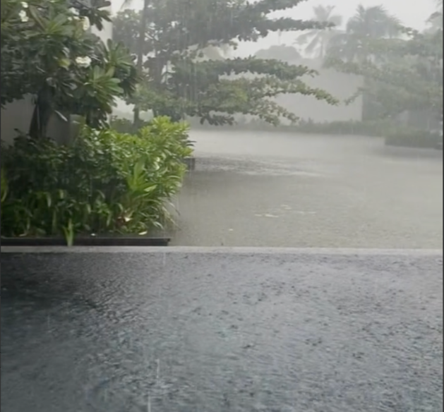 Cụ thể, anh và gia đình đến nghỉ dưỡng tại khách sạn có view hồ bơi vô cực khá đẹp. Tuy nhiên, do không biết trước được thời tiết, chuyến du lịch của anh đã rơi đúng vào những ngày Phú Quốc có mưa bão.