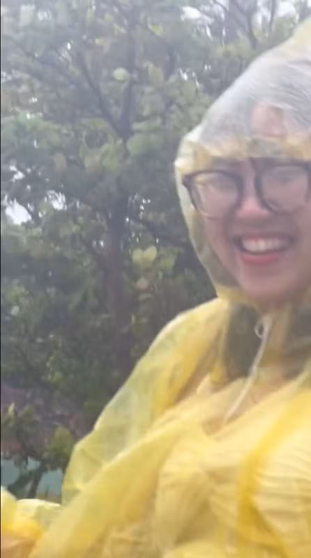 Cụ thể nhóm bạn này đã tiết kiệm tiền để mong có trải nghiệm thú vị tại Phú Quốc, thế nhưng trái ngược với khung cảnh lãng mạn, thơ mộng, nhóm bạn trẻ dường như "đứng hình" trước thời tiết "sáng nắng chiều mưa".