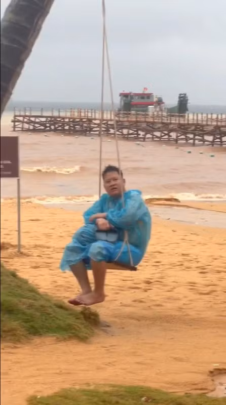 Dù thời tiết không chiều lòng người thế nhưng nhóm bạn này vẫn mặc áo mưa đủ màu sắc ra ngoài trời rồi trải nghiệm theo cách rất riêng, họ còn quay clip đăng tải lên TikTok một cách vui nhộn.