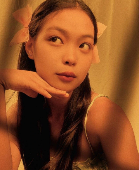 Kể từ khi nổi tiếng, gái xinh này được nhiều nhãn hàng gửi lời mời hợp tác, show quảng cáo, giúp Rowena Padua kiếm được nhiều tiền hơn trước đây.