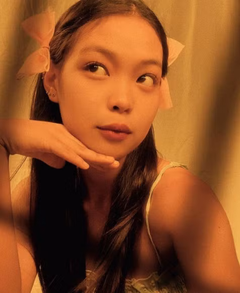 Kể từ khi nổi tiếng, gái xinh này được nhiều nhãn hàng gửi lời mời hợp tác, show quảng cáo, giúp Rowena Padua kiếm được nhiều tiền hơn trước đây.