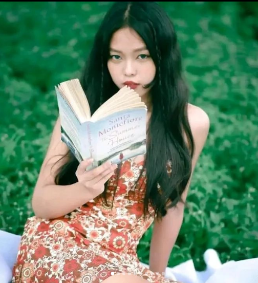 Cư dân mạng cảm thấy Rowena "tỏa ra" khí chất lạnh lùng rất giống thần tượng xứ Hàn.