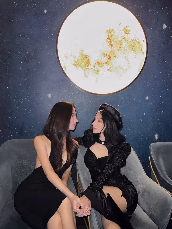 Trong đó, Jin là người nhiều lần nói những lời yêu thương ngọt ngào với bạn gái trên mạng xã hội.