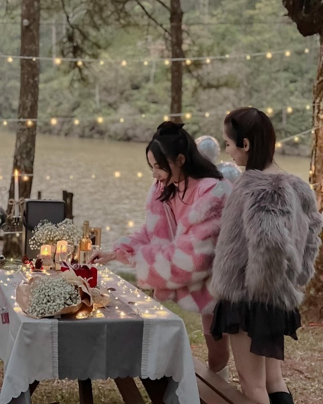 Cặp đôi cùng sở hữu nhan sắc tuyệt trần, từ gương mặt đến body nuột nà khá cân xứng.