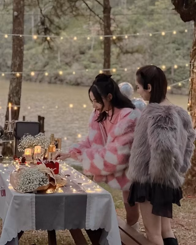 Cặp đôi cùng sở hữu nhan sắc tuyệt trần, từ gương mặt đến body nuột nà khá cân xứng.