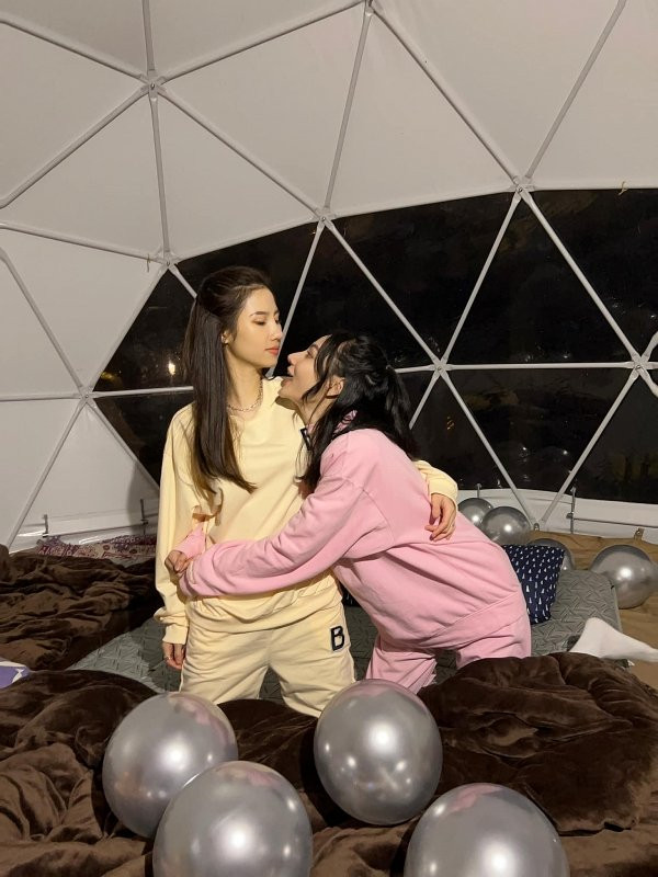 Cặp đôi đồng hành cùng nhau trong nhiều chuyến đi, họ bày tỏ sự quan tâm dành cho đối phương không chút do dự.