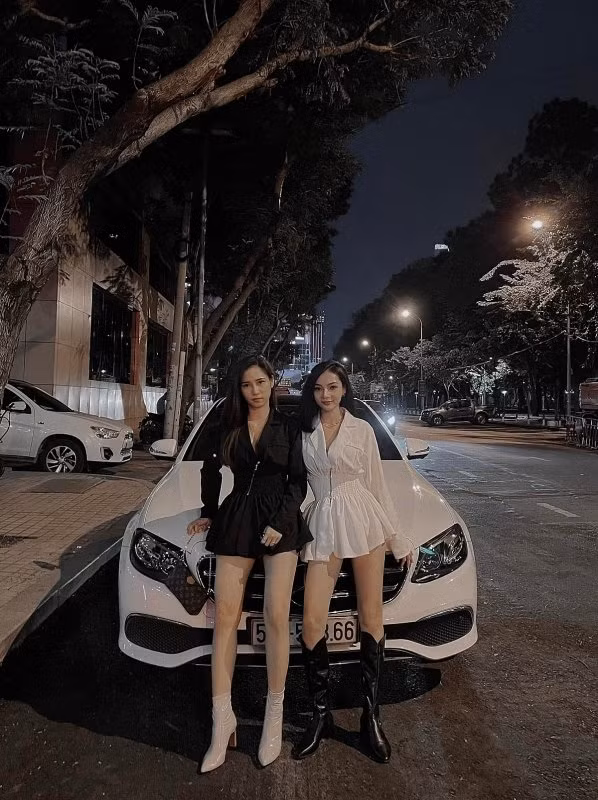 Cặp đôi bách hợp Jin - Xíu khoe dáng đẹp, mặt xinh trong một chuyến đi chơi cùng nhau.