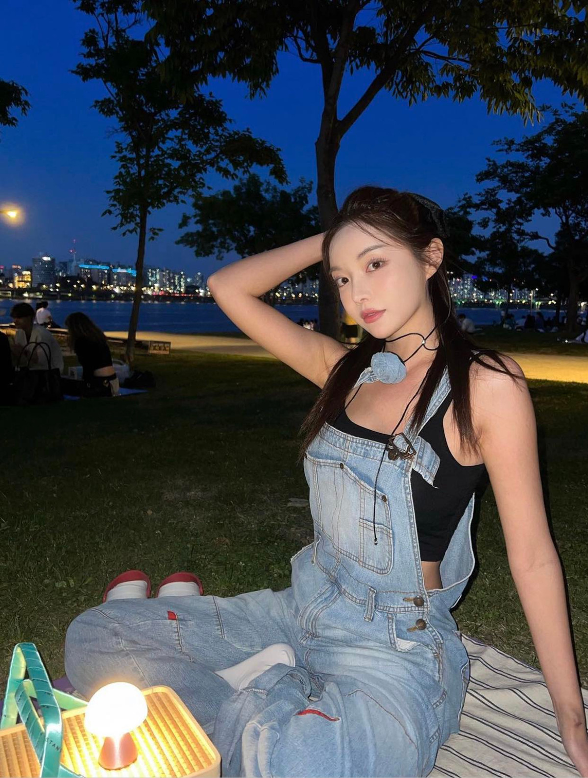 Tuy sở hữu gương mặt ngây thơ nhưng Jin Hee lại có thân hình bốc lửa với vòng eo con kiến.