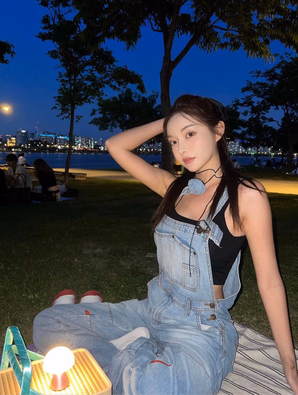 Tuy sở hữu gương mặt ngây thơ nhưng Jin Hee lại có thân hình bốc lửa với vòng eo con kiến.