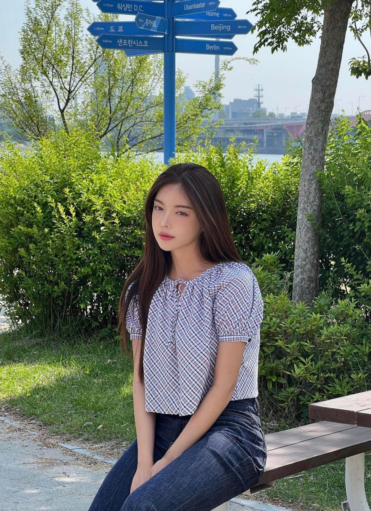 Nhiều thành viên trên MXH gọi Jin Hee là nàng thơ thế hệ mới trong bản đồ hot girl xứ Hàn với gương mặt học sinh mà thân hình phụ huynh.