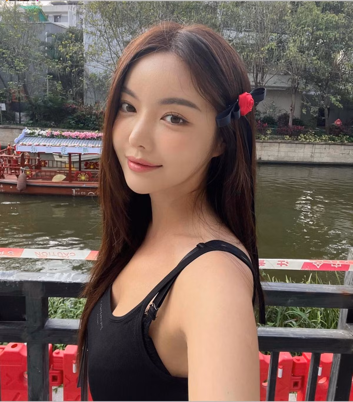 Người đẹp Jin Jin thường xuyên xuất hiện trên trang bìa các tạp chí thời trang và nhận được nhiều lời mời đóng quảng cáo từ các thương hiệu lớn.