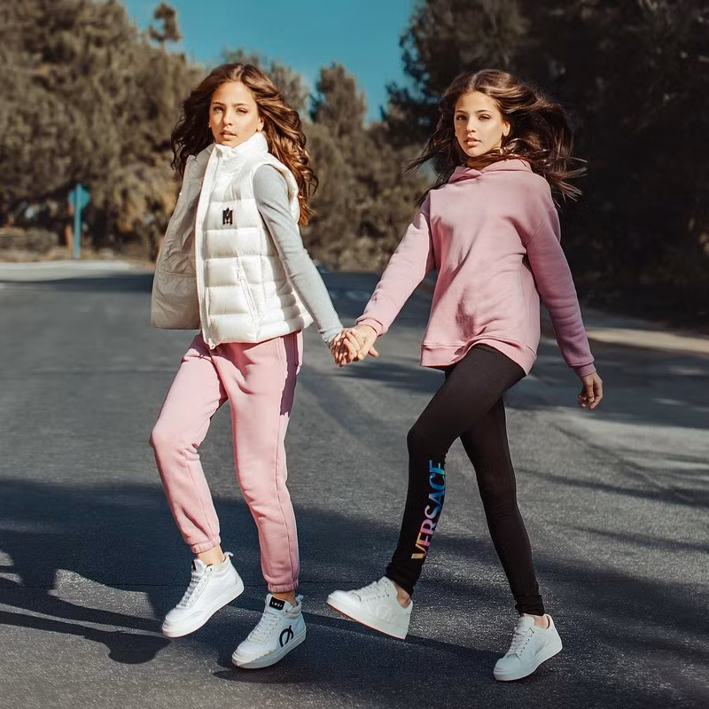 Dù là ở nét đẹp như thế nào, nhan sắc của cặp song sinh vẫn khiến nhiều người phải "mắt chữ A, mồm chữ O" mỗi khi xuất hiện.