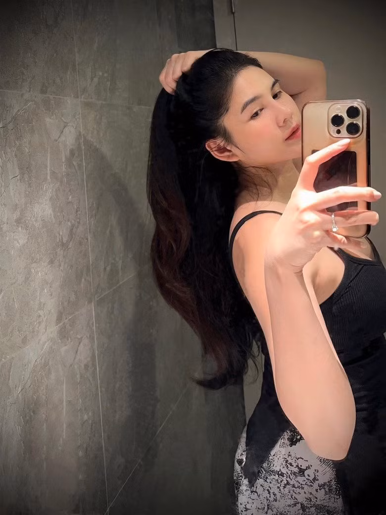 Mới đây, trên trang cá nhân, nữ MC thể thao vừa khoe thành quả đáng tự hào của mình: "Thành quả lớn nhất sau hơn 1 năm bầu bí và sinh con chắc là mái tóc với làn da".