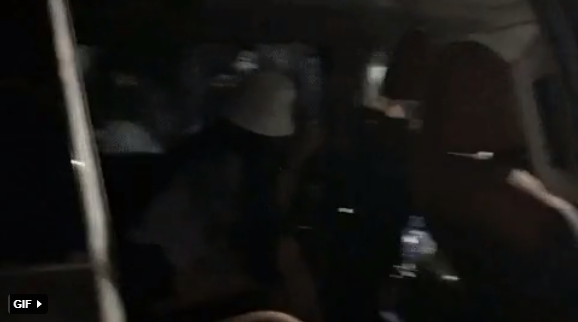 Tuy nhiên khoảnh khắc khiến cư dân mạng để ý nhất là sự xuất hiện của Chu Thanh Huyền, cô nàng đội mũ trắng, quay mặt tránh máy quay của người hâm mộ khi ngồi trong xe chờ Quang Hải. Ảnh cắt ra từ clip