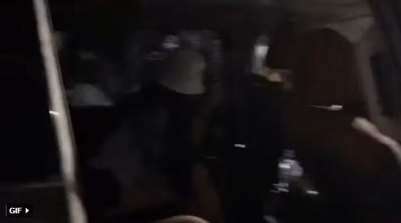 Tuy nhiên khoảnh khắc khiến cư dân mạng để ý nhất là sự xuất hiện của Chu Thanh Huyền, cô nàng đội mũ trắng, quay mặt tránh máy quay của người hâm mộ khi ngồi trong xe chờ Quang Hải. Ảnh cắt ra từ clip