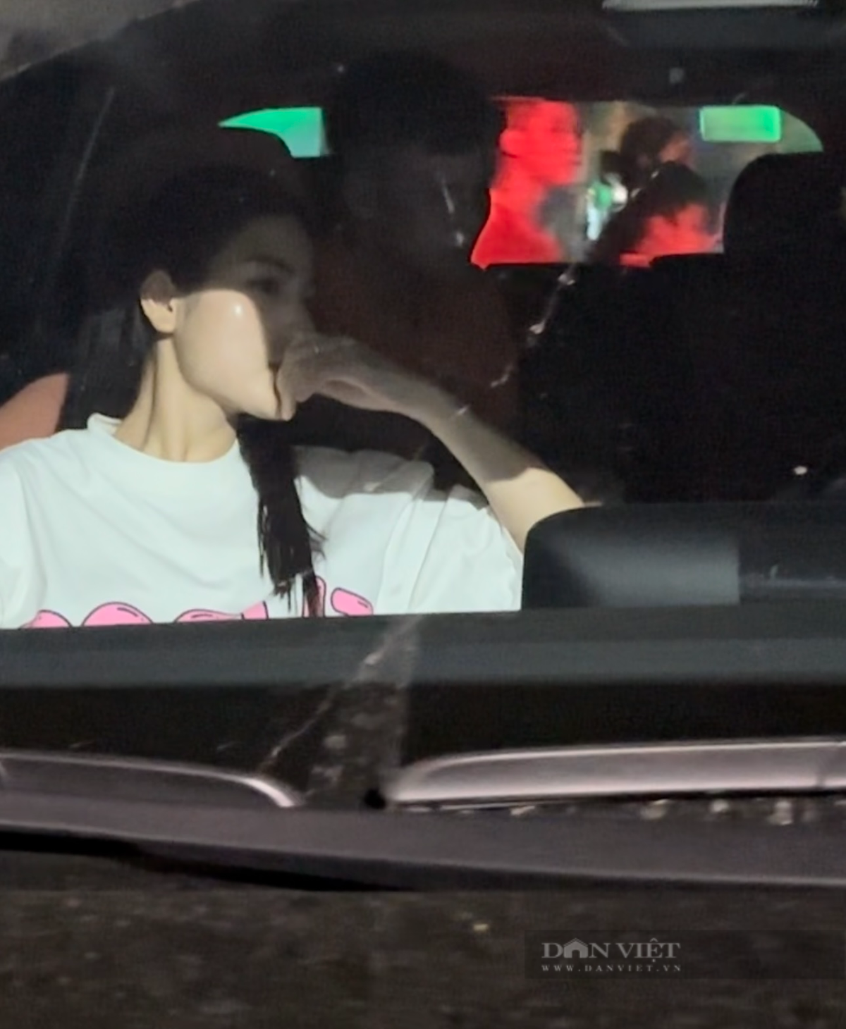 Cô không ra sân theo dõi bạn trai thi đấu. Trước đó Thanh Huyền gặp vấn đề về sức khoẻ và phải nhập viện. Ảnh: Dân Việt