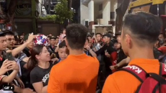 Sau trận đấu giữa CLB CAHN - CLB Hồng Lĩnh Hà Tĩnh, Quang Hải được CĐV săn đón sau trận đấu. Ảnh cắt ra từ clip