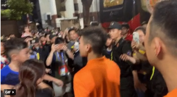 Hình ảnh tiền vệ Quang Hải được người hâm mộ vây kín sau trận đấu được chia sẻ nhiều trên MXH. Ảnh cắt ra từ clip