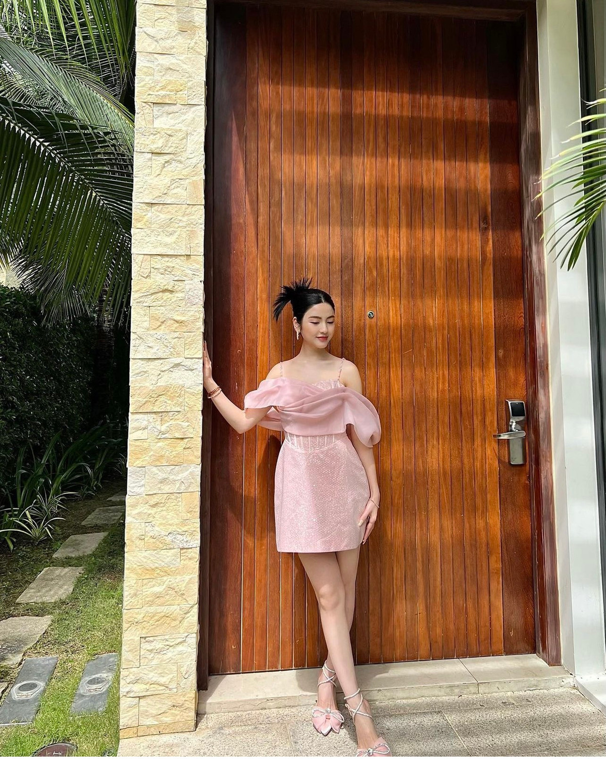 Ở phần bình luận, cư dân mạng cũng để lại nhiều bình luận quan tâm về mối quan hệ của cặp đôi. Ảnh: FBNV