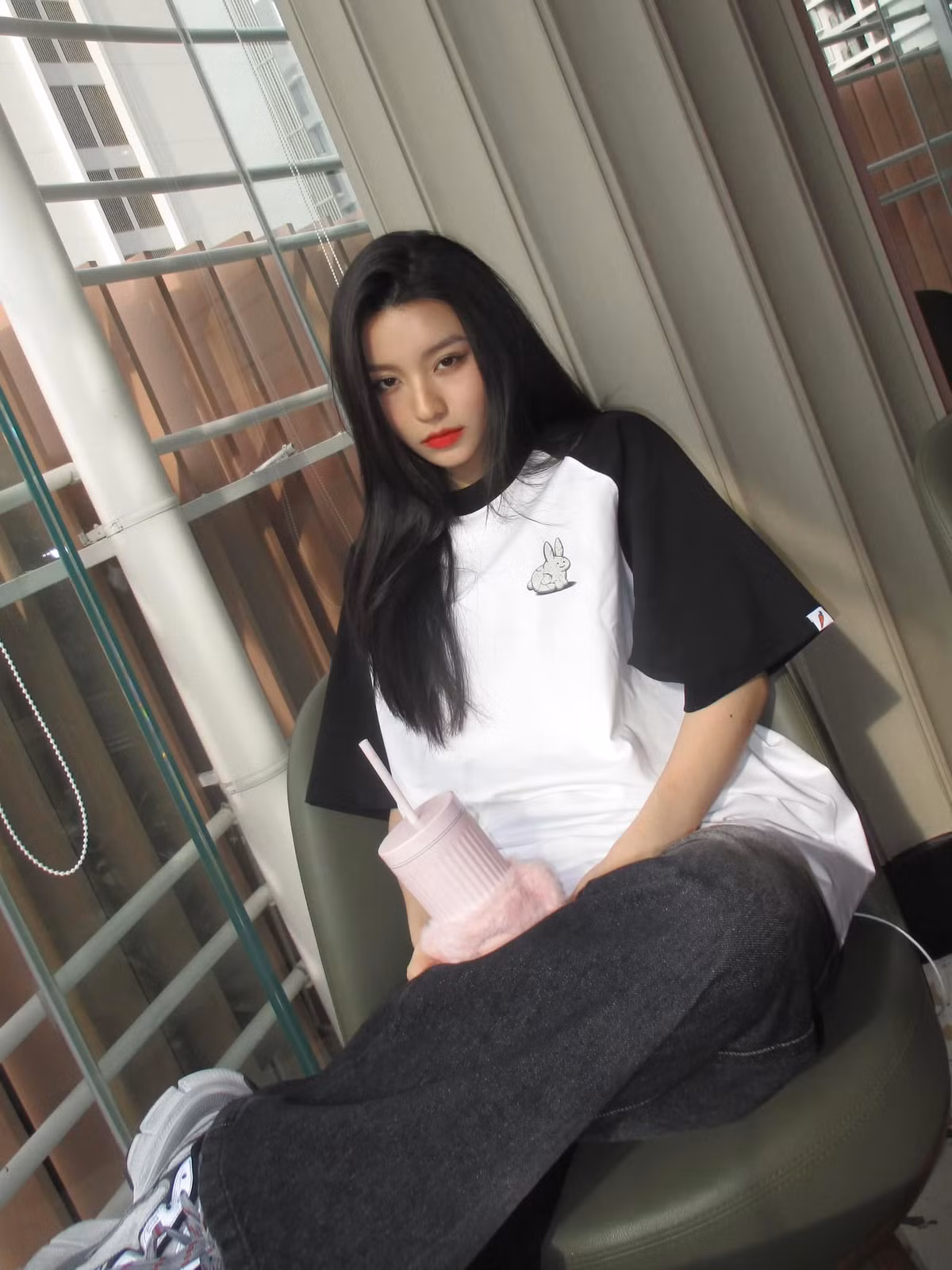 Thời còn đi học, Bâu đã được mệnh danh là "nữ thần học đường" nhờ nhan sắc quá nổi bật của mình.