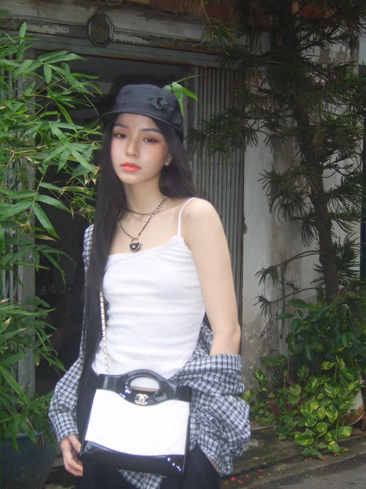 Nàng hot girl 2K sinh năm 2000 tại TP.HCM. Cô nổi lên như một hiện tượng bởi gương mặt khả ái từ nhiều năm trước khi mới chỉ là nữ sinh trung học.