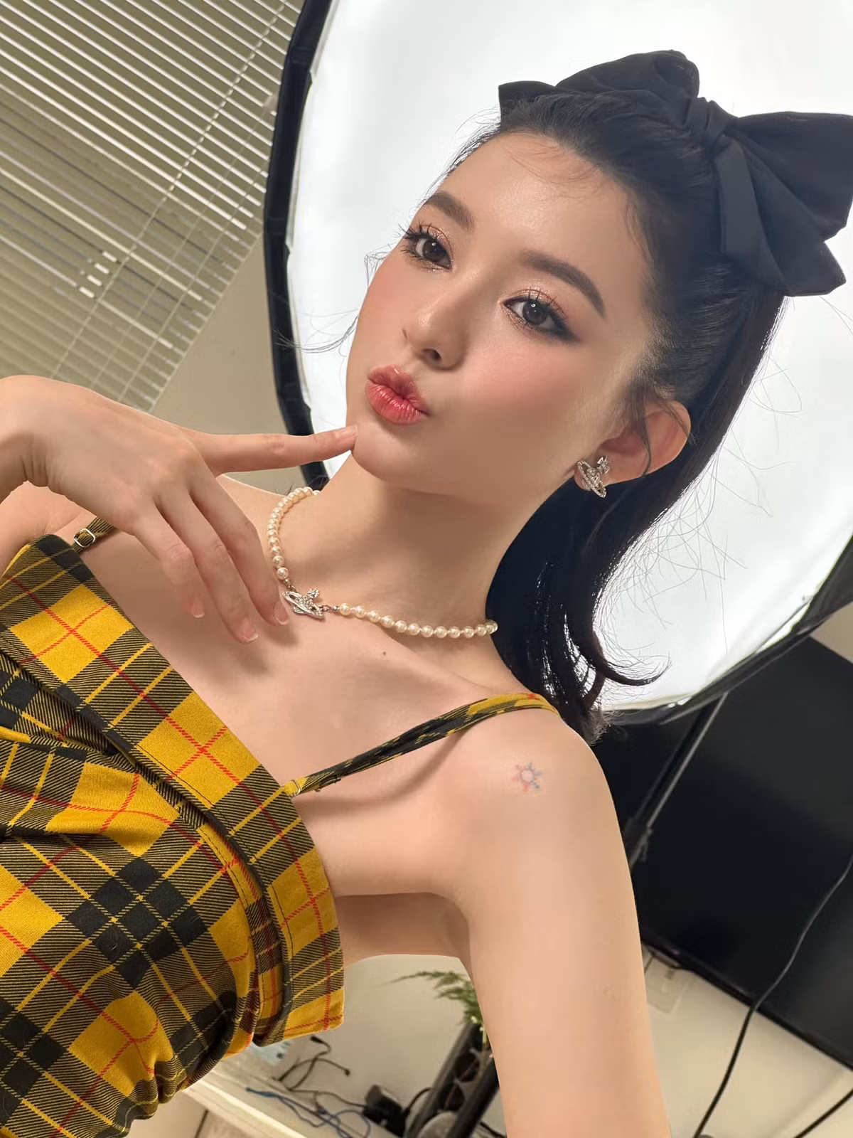 Sở hữu gương mặt với 0 điểm trừ, Bâu Krysie còn được bộ đôi mentor Minh Triệu - Kỳ Duyên nhận xét là "người có gương mặt tự nhiên đẹp nhất".