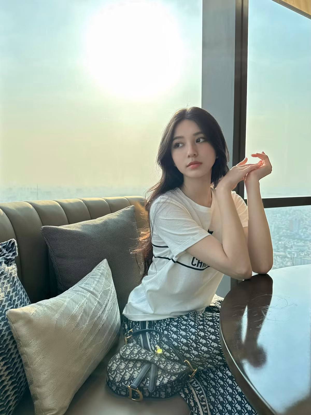 Từ lâu Bâu đã theo đuổi đam mê kinh doanh, không bán hàng online trên mạng, cô tự mở công ty, có thương hiệu riêng về sản phẩm chăm sóc da và tóc.