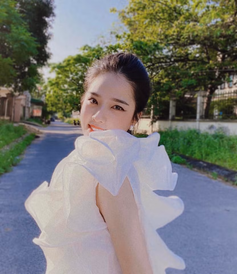 Nhiều người thân, bạn bè chúc mừng Huyền My và khen cô nàng hợp bầu khi vẫn giữ được ngoại hình xinh xắn.