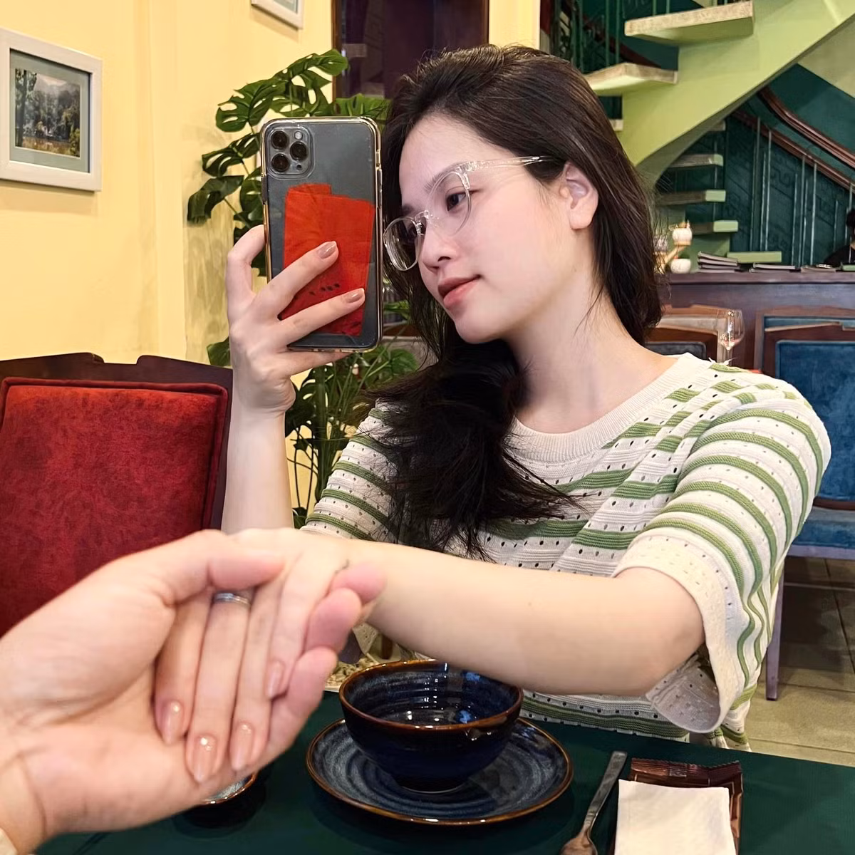 Qua nhiều khoảnh khắc được chia sẻ cho thấy "cô chủ tiệm nail" được chồng diễn viên cưng chiều hết mực.