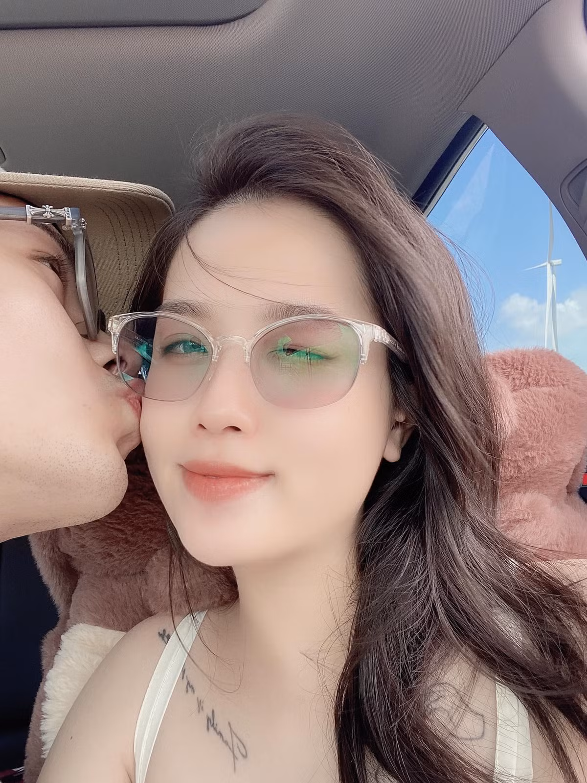 Nhan sắc của Huyền My vẫn rất xinh tươi, rạng rỡ. Nếu không chụp toàn thân, chắc hẳn ít người đoán được cô đang mang thai.