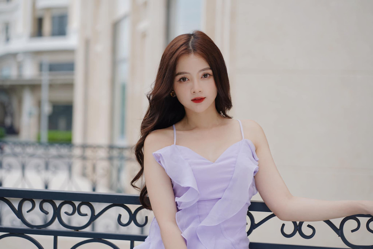 Có thể nói, tấm ảnh thẻ đã thay đổi hoàn toàn cuộc đời của hot girl này. Cô được mời chụp mẫu lookbook, tham gia đóng phim ngắn,...