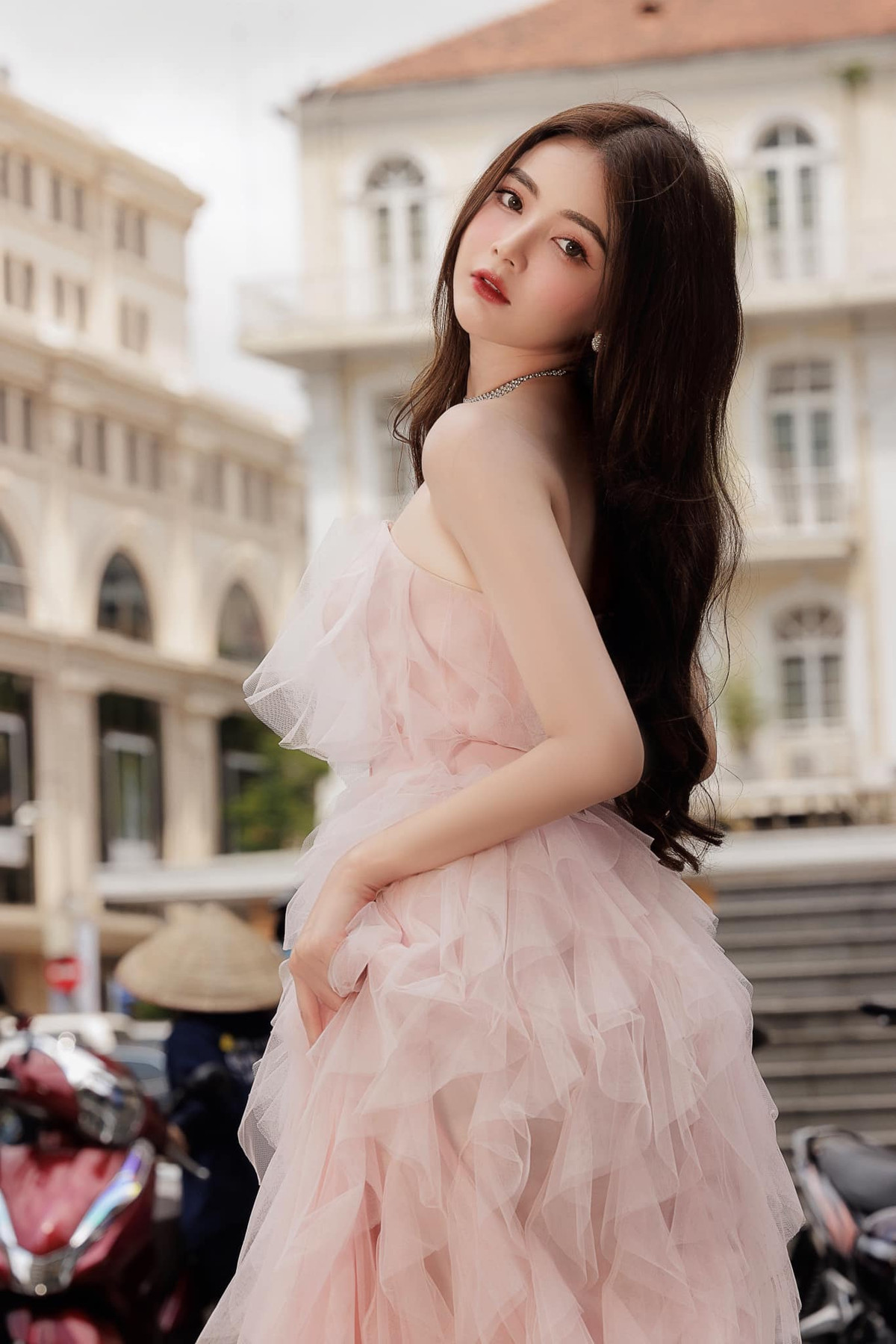 Nhan sắc của "nữ thần ảnh thẻ" sau gần 10 năm được biết đến cũng có sự thay đổi ngoạn mục. Cô nàng ngày càng xinh đẹp và sắc sảo hơn.