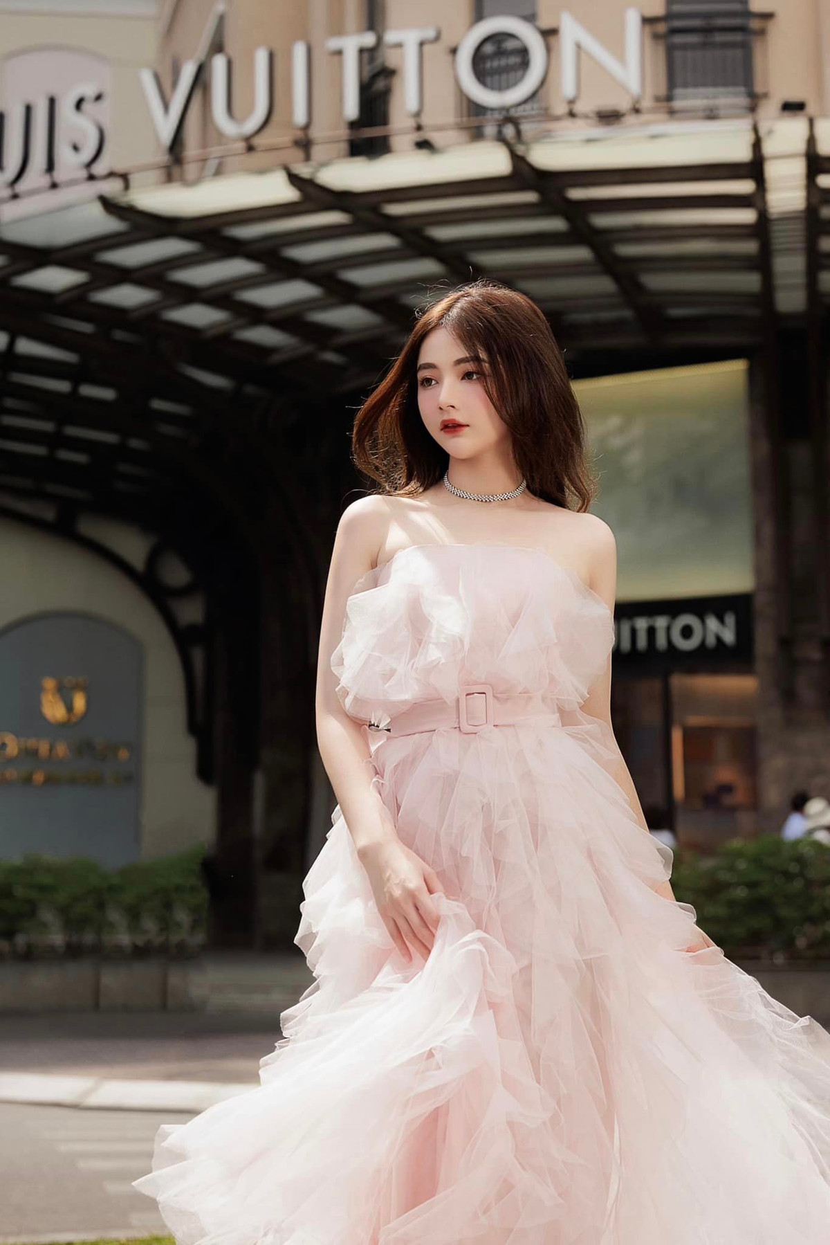 Ở ngoài đời, Lê Lý Lan Hương gây ấn tượng bởi gương mặt xinh như búp bê cùng vẻ ngoài trong trẻo.