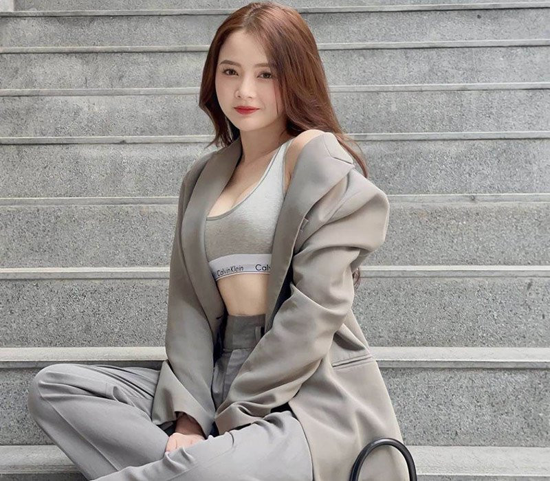 Thời gian gần đây, cô bắt đầu công việc là vlogger, sở hữu kênh cá nhân gần 1,31 triệu người đăng ký theo dõi.