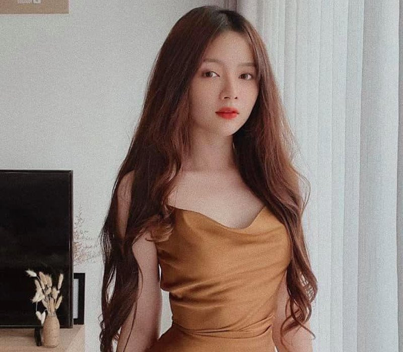 Lan Hương của hiện tại thu hút người nhìn bởi sự trưởng thành và quyến rũ.