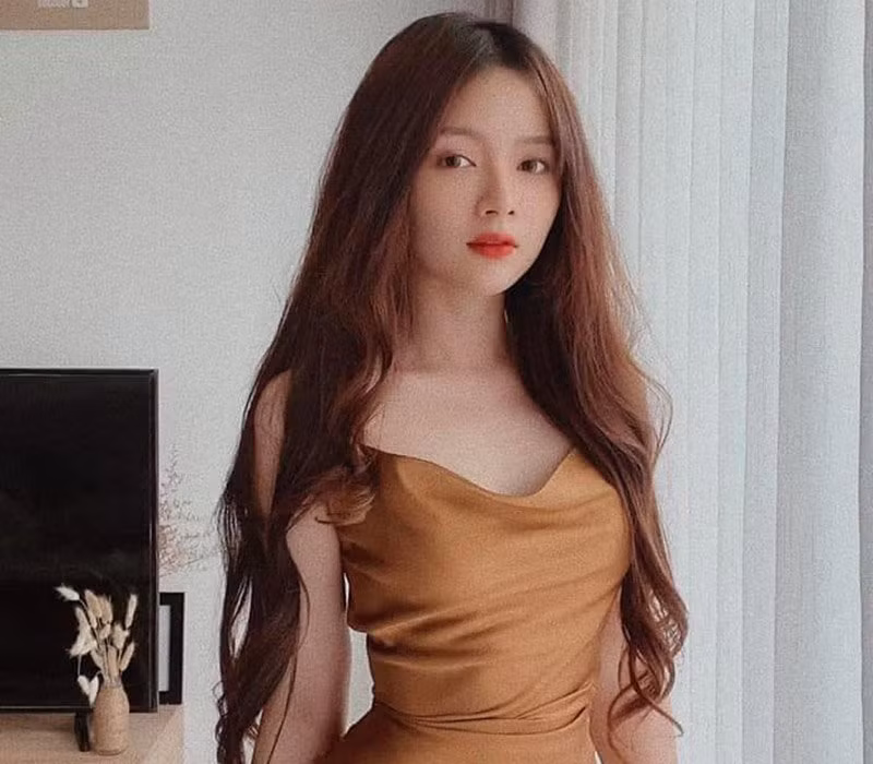 Lan Hương của hiện tại thu hút người nhìn bởi sự trưởng thành và quyến rũ.