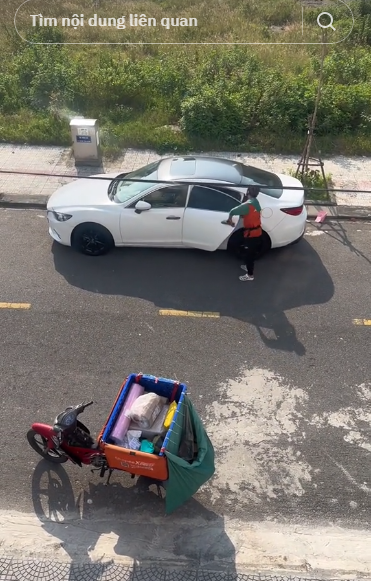 Dù không quay trọn cảnh nhưng ai cũng có thể nhận ra, ban công nơi cô nàng đứng thuộc một biệt thự sang trọng, có thiết kế dát vàng. Từ đó cho thấy gia thế của cô nàng cũng không phải dạng vừa.