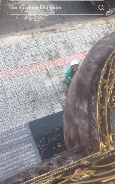 Theo đó, cô gái quay lại hình ảnh mình đang ở ban công nhà và được anh shipper tung gói hàng lên trên.