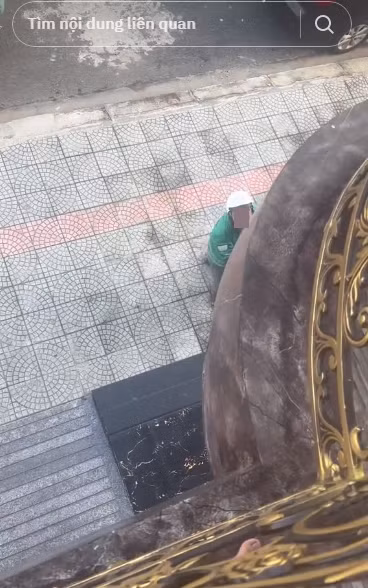 Theo đó, cô gái quay lại hình ảnh mình đang ở ban công nhà và được anh shipper tung gói hàng lên trên.