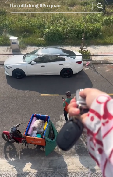 Chưa dừng lại ở đó, trong một khoảnh khắc khác, cô nàng chỉ việc bấm nút mở cửa xe ô tô, việc còn lại để anh shipper lo. Và màn nhận hàng từ shipper này nhanh chóng trở thành đề tài bàn tán của cư dân mạng.