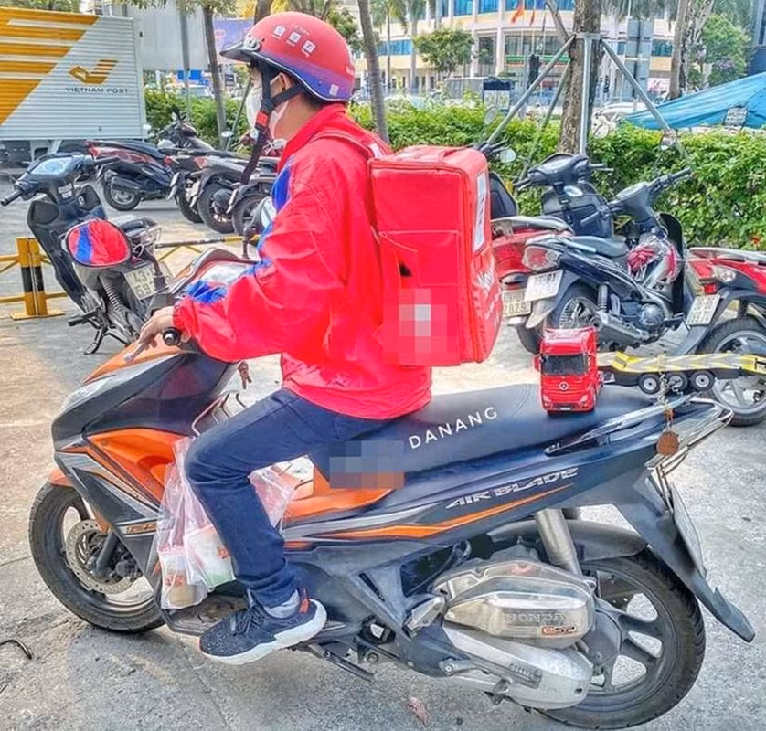 Nhìn pha xử lý "cồng kềnh" của shipper công nghệ, nhiều người không khỏi bật cười.