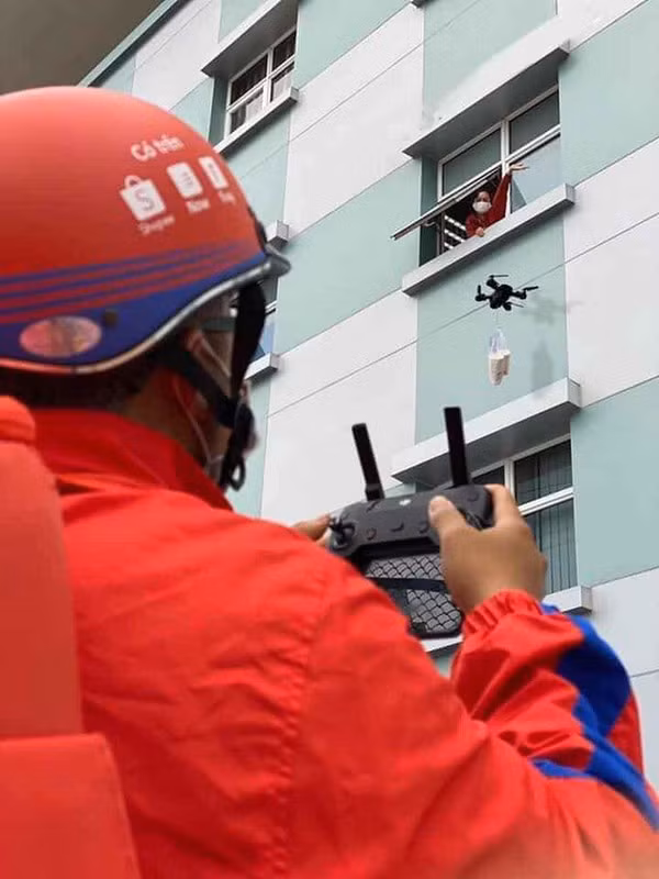 Các chàng shipper tại Việt Nam từng dùng tới những chiếc xe điều khiển từ xa hay thậm chí là cả flycam để giao hàng cho khách. Ảnh: Tổng hợp