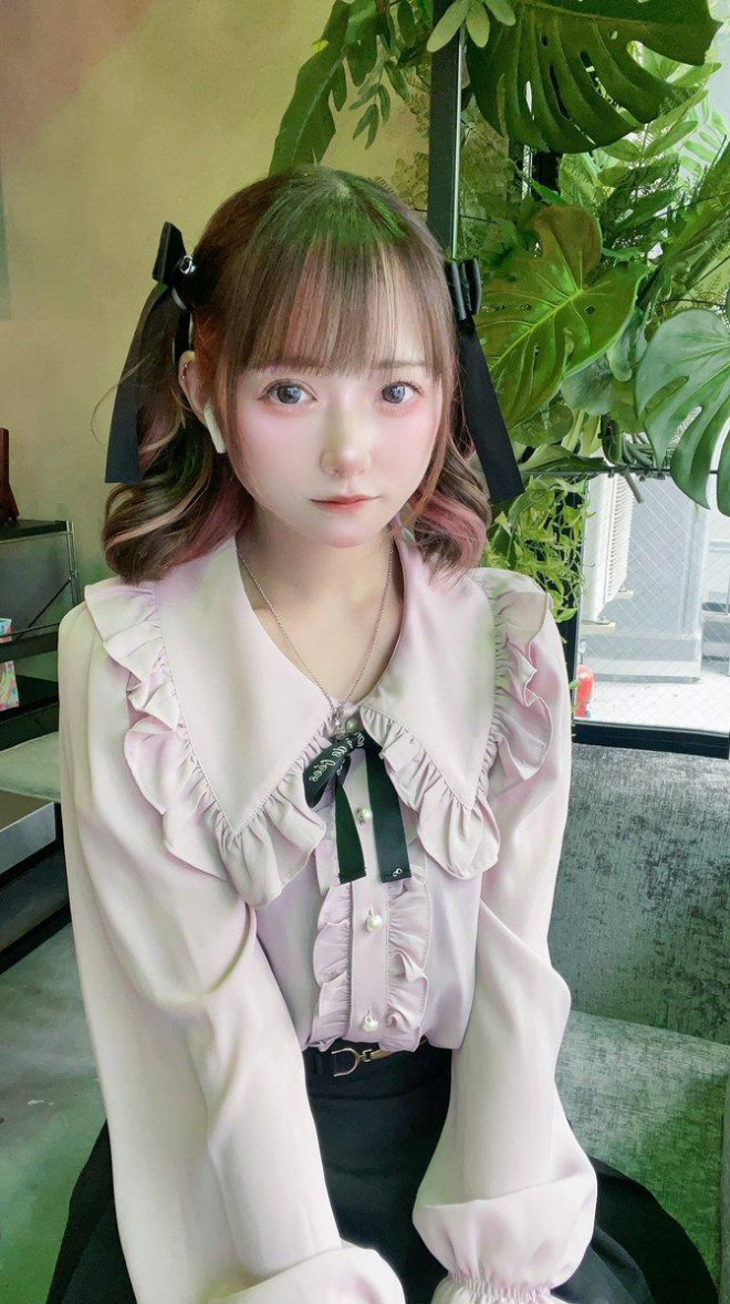 Trải qua nhiều lần "dao kéo" giờ đây, cô nàng đã "vịt hóa thiên nga" có được ngoại hình như ý với gương mặt xinh xắn như búp bê.